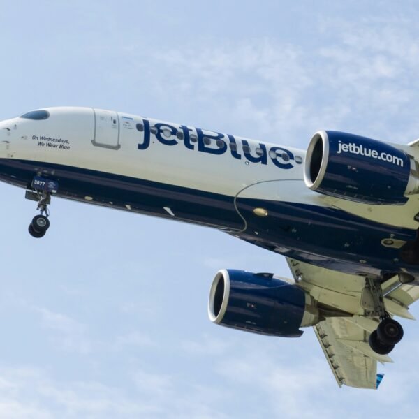 JetBlue revenue guidance stock surge